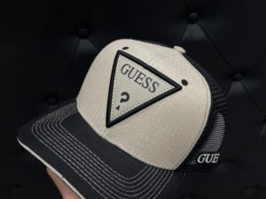 Gorro GUESS beige bordado