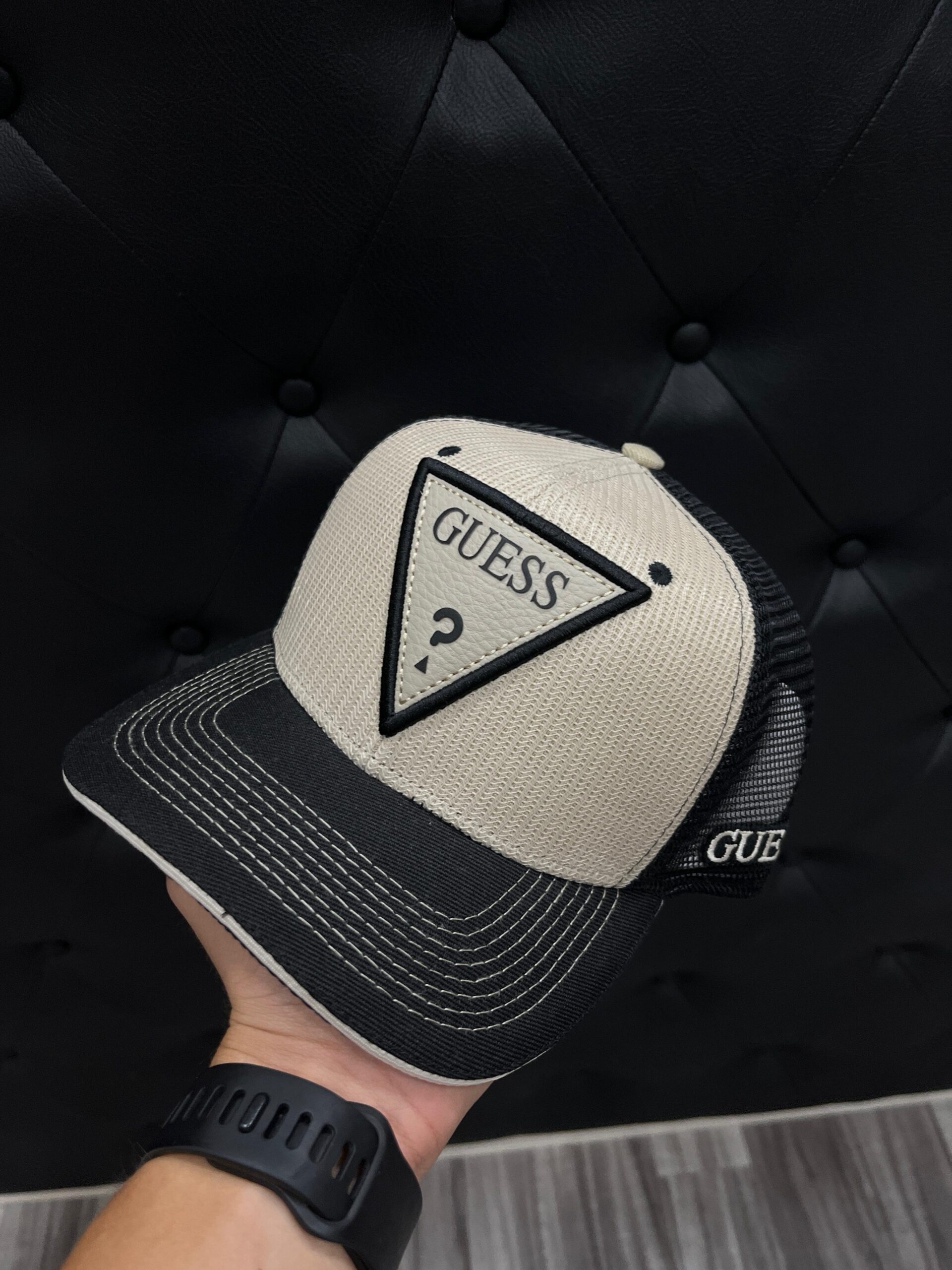 Gorro GUESS beige bordado